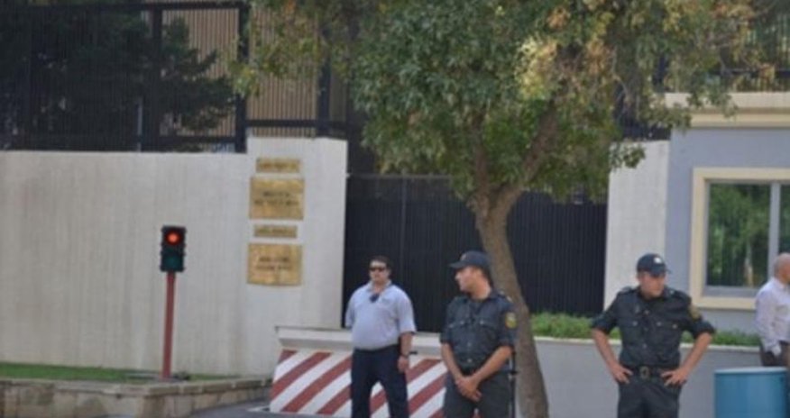 “Allahu Əkbər” deyərək ABŞ-ın Bakıdakı səfirliyinə hücum etdi “Allahu Əkbər” deyərək ABŞ-ın Bakıdakı səfirliyinə hücum etdi
