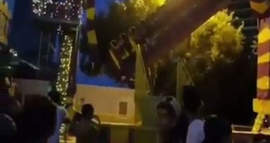 На бульваре аттракцион застрял в воздухе – ВИДЕО На бульваре аттракцион застрял в воздухе – ВИДЕО