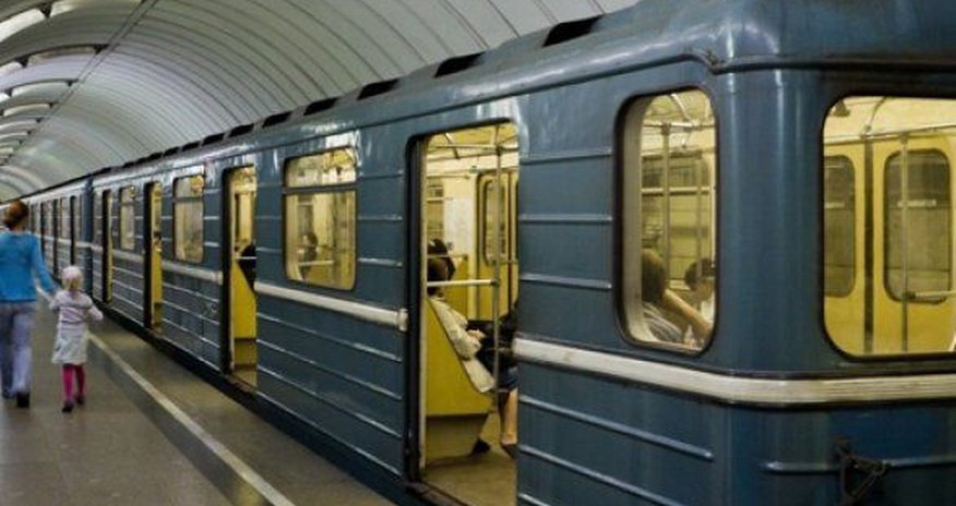 В бакинском метро избили женщину-контролера В бакинском метро избили женщину-контролера