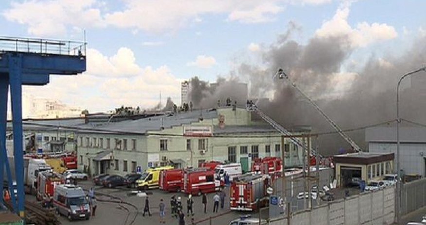 В Москвы загорелся торговый центр: эвакуировано 120 человек В Москвы загорелся торговый центр: эвакуировано 120 человек