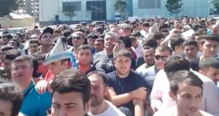 Bakının mərkəzində uzun növbə yarandı Bakının mərkəzində uzun növbə yarandı