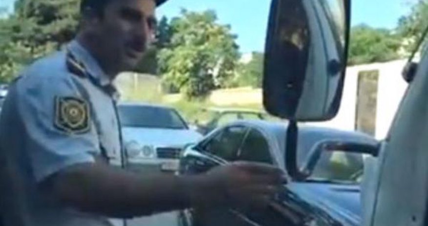 Bakıda polisin qayda pozması canlı yayımlandı - VİDEO Bakıda polisin qayda pozması canlı yayımlandı - VİDEO