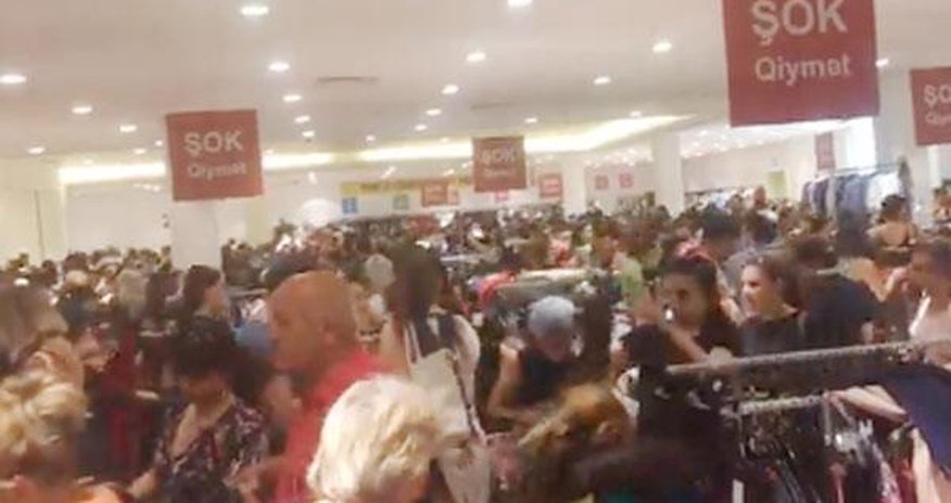 Bakıda yeni açılan mağazada izdiham oldu Bakıda yeni açılan mağazada izdiham oldu