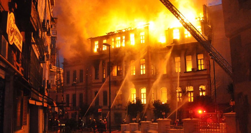 Məkkədə hotel yanır Məkkədə hotel yanır
