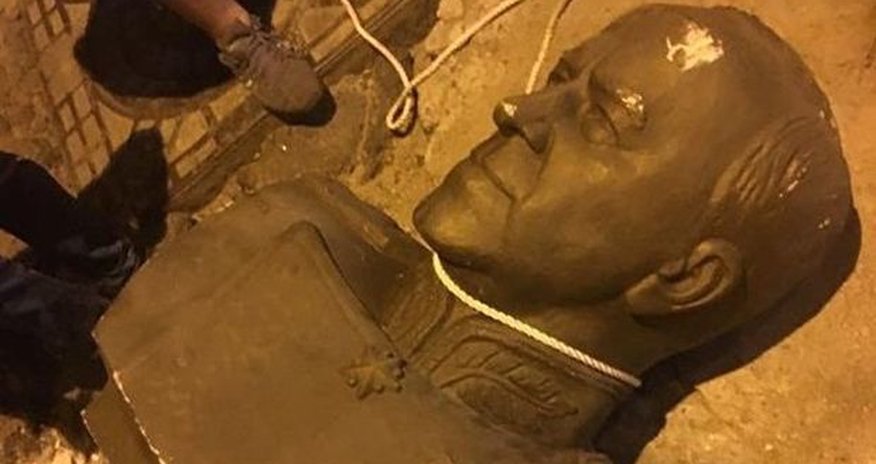 В Одессе разбили бюст маршалу Жукову В Одессе разбили бюст маршалу Жукову