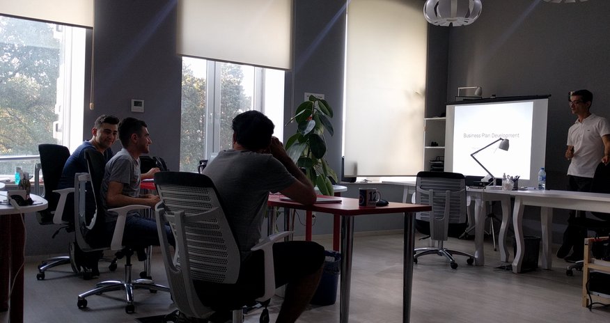 “AppLab” Mərkəzi biznes planın hazırlanması üzrə intensiv təlim təşkil edib “AppLab” Mərkəzi biznes planın hazırlanması üzrə intensiv təlim təşkil edib