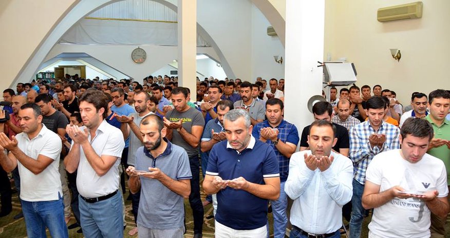 Azərbaycan məscidlərində bayram namazı qılınıb Azərbaycan məscidlərində bayram namazı qılınıb