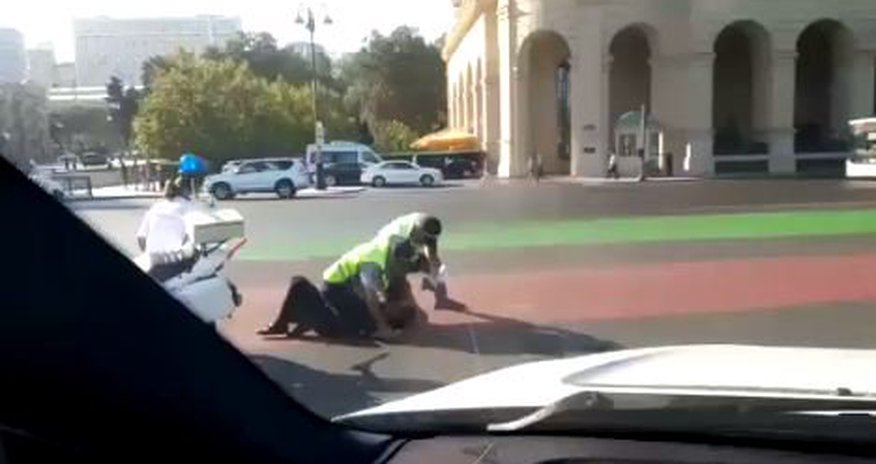 Bakıda polis vətəndaşı yerə yıxıb bölməyə apardı Bakıda polis vətəndaşı yerə yıxıb bölməyə apardı