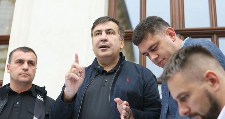 Саакашвили проводит митинг у администрации Порошенко Саакашвили проводит митинг у администрации Порошенко