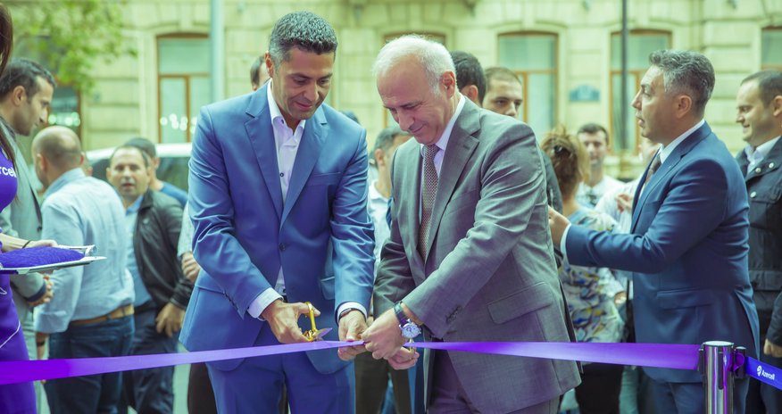 Azercell-dən daha bir yenilik:yeni konsepsiyalı “Azercell Ekslüziv” mağazası abunəçilərin istifadəsinə verildi Azercell-dən daha bir yenilik:yeni konsepsiyalı “Azercell Ekslüziv” mağazası abunəçilərin istifadəsinə verildi