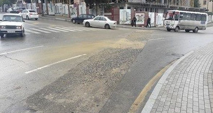 Yasamalda yol çökdü – FOTO Yasamalda yol çökdü – FOTO