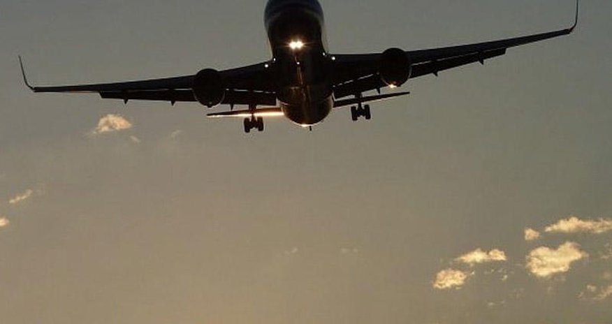 Pilot göydə naməlum obyekt gördü, təyyarəni endirdi Pilot göydə naməlum obyekt gördü, təyyarəni endirdi