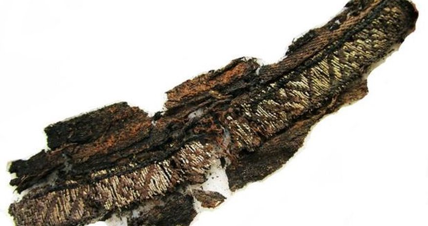Vikinqlərin dəfn geyimini bəzəyən “Allah” yazısı Vikinqlərin dəfn geyimini bəzəyən “Allah” yazısı