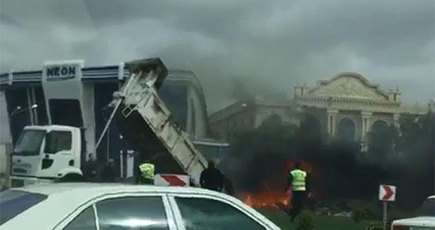 Bakıda tullantı daşıyan yük maşını alışdı Bakıda tullantı daşıyan yük maşını alışdı