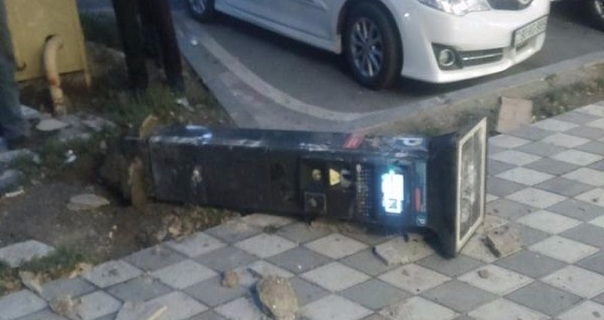 Bakıda sərxoş kişi parkomatı sındırdı - FOTO Bakıda sərxoş kişi parkomatı sındırdı - FOTO