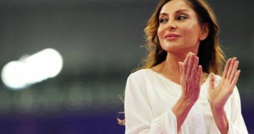 Mehriban Əliyeva Könül Xasıyevaya ev hədiyyə etdi Mehriban Əliyeva Könül Xasıyevaya ev hədiyyə etdi