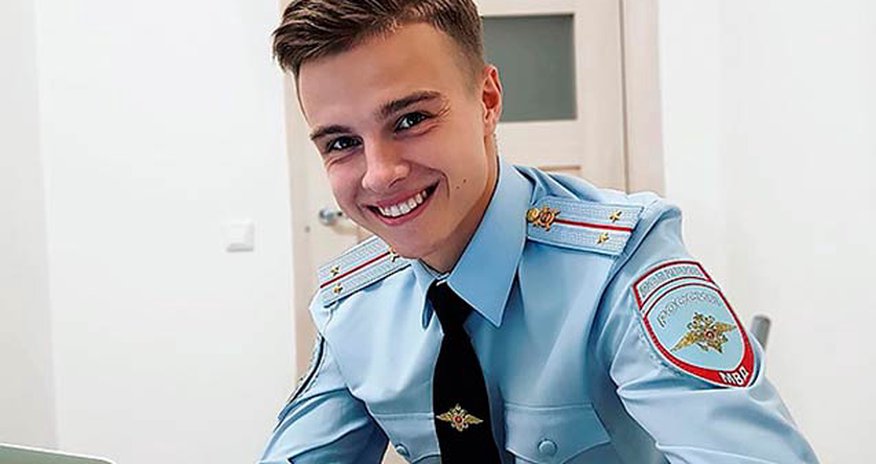 Qadınların arzuladığı 23 yaşlı polis Qadınların arzuladığı 23 yaşlı polis