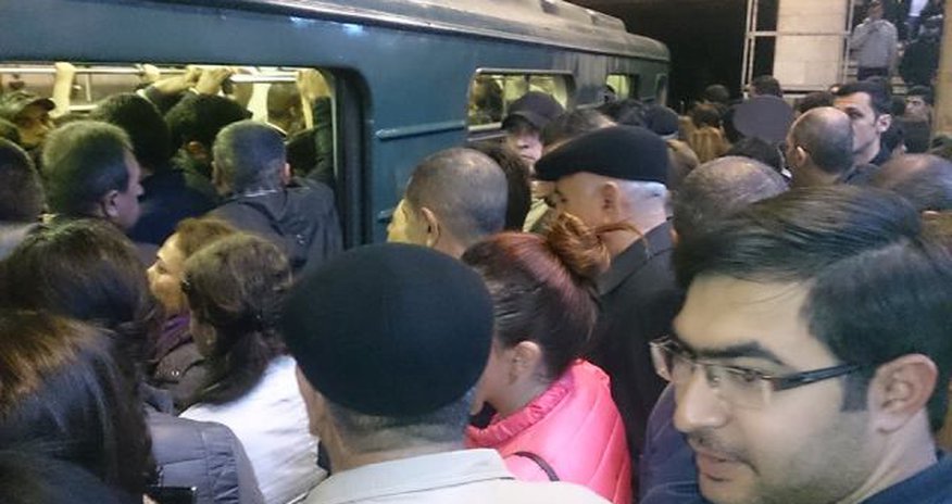 Bakı metrosunda sərnişinlər qorxuya düşdü Bakı metrosunda sərnişinlər qorxuya düşdü