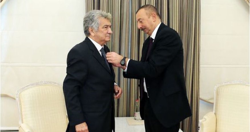 Prezident Rauf Abdullayevə “İstiqlal” ordenini təqdim etdi Prezident Rauf Abdullayevə “İstiqlal” ordenini təqdim etdi
