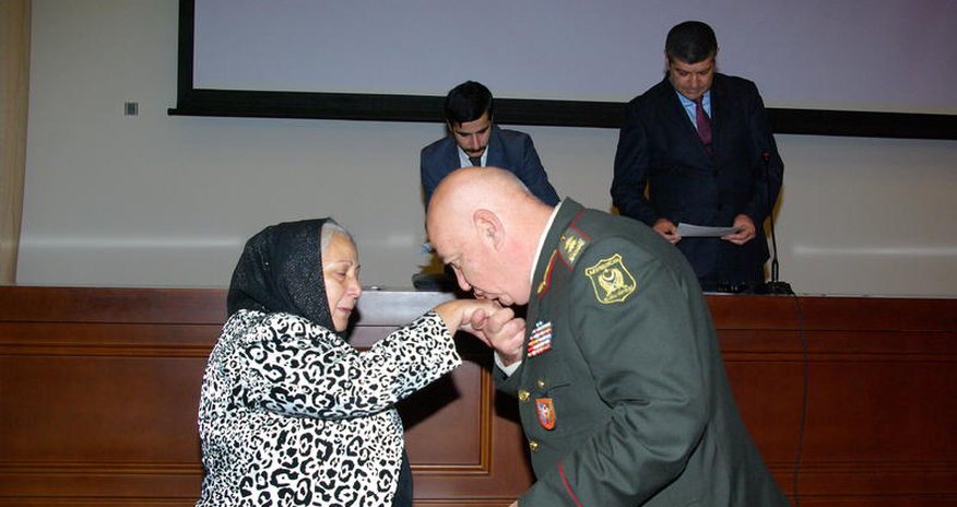 Ermənilər azərbaycanlı generalın görüntüsünü paylaşdı və ... Ermənilər azərbaycanlı generalın görüntüsünü paylaşdı və ...