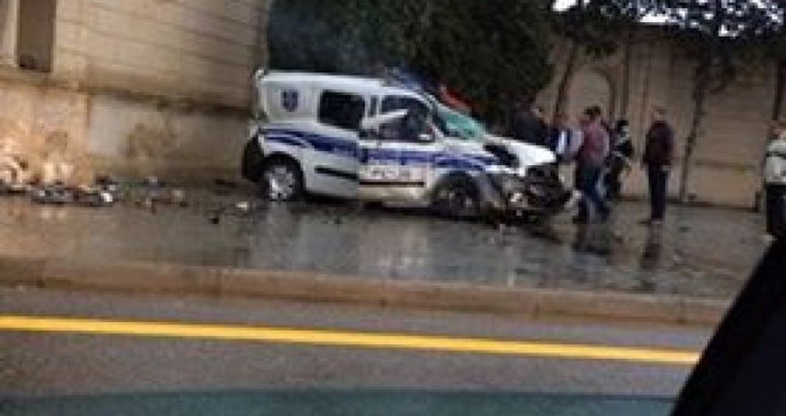 Polis maşını prezident iqamətgahının yaxınlığında ağır qəzaya düşdü - FOTO Polis maşını prezident iqamətgahının yaxınlığında ağır qəzaya düşdü - FOTO