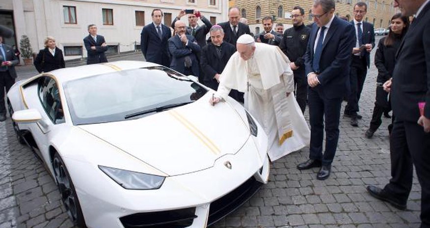 Roma Papasına “Lamborghini” hədiyyə etdilər Roma Papasına “Lamborghini” hədiyyə etdilər
