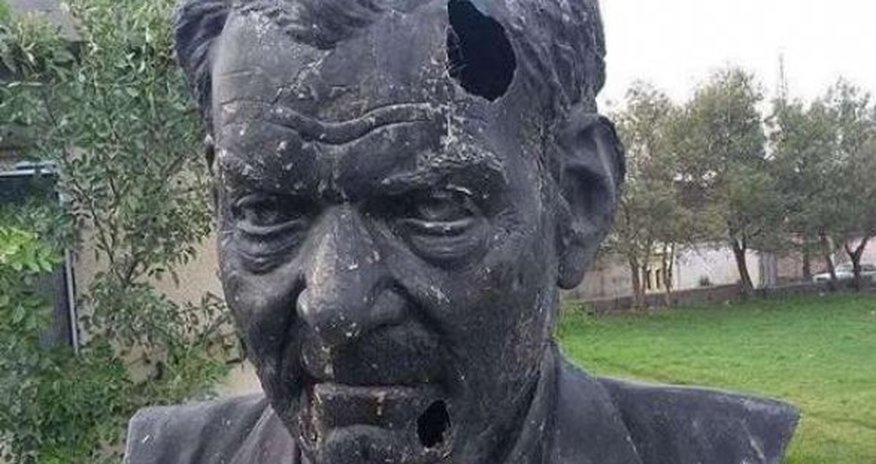 В Иране осквернили памятник Шахрияра В Иране осквернили памятник Шахрияра