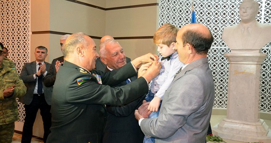 Şəhid döyüşçünün medalı oğlunun yaxasına sancıldı - FOTO Şəhid döyüşçünün medalı oğlunun yaxasına sancıldı - FOTO