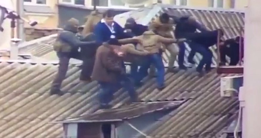 Saakaşvilini damda belə həbs etdilər – VİDEO Saakaşvilini damda belə həbs etdilər – VİDEO
