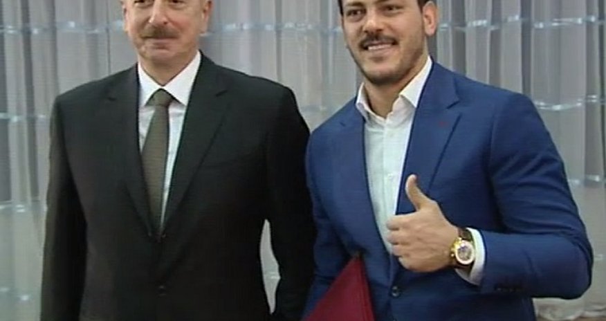 Prezident Zabit Səmədova ev hədiyyə etdi Prezident Zabit Səmədova ev hədiyyə etdi
