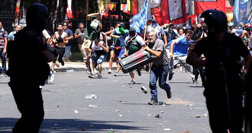 Pensiya islahatlarına qarşı etiraz: 162 yaralı - VIDEO Pensiya islahatlarına qarşı etiraz: 162 yaralı - VIDEO