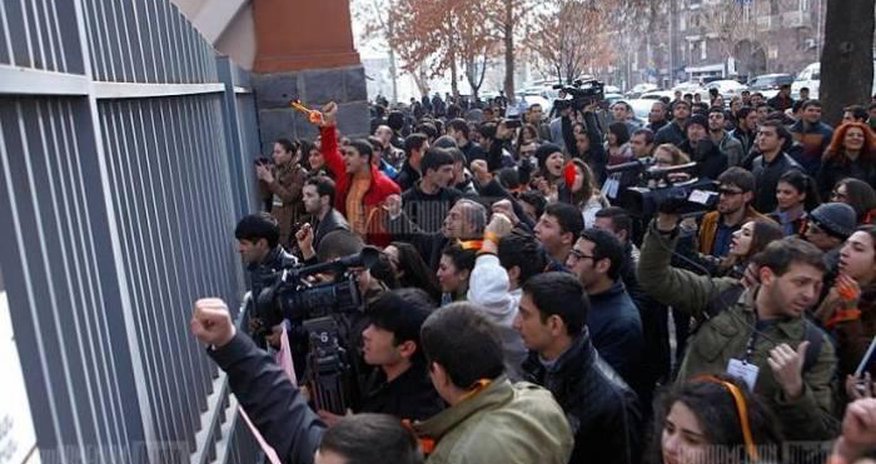 Ermənistanda tələbələrin etirazı davam edir Ermənistanda tələbələrin etirazı davam edir