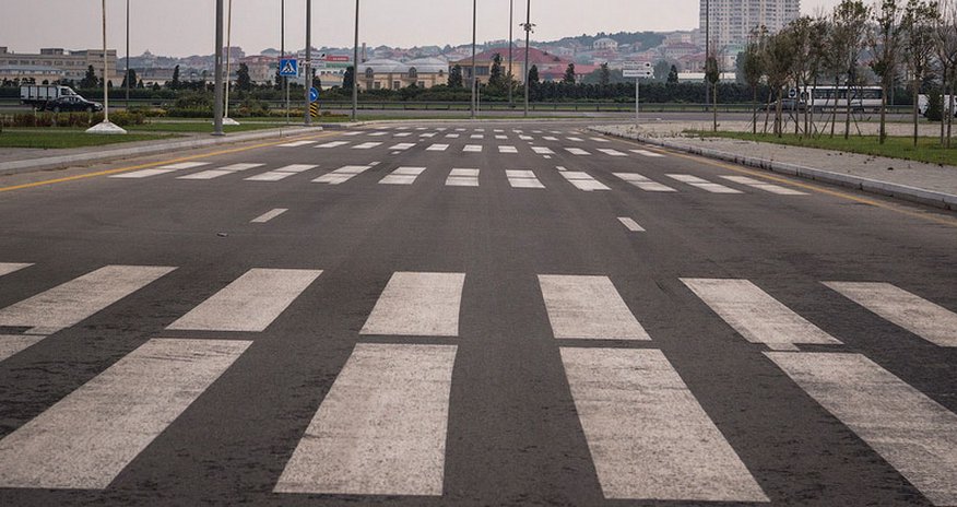 Binəqədi şosesində 21 piyada keçidi qurulub Binəqədi şosesində 21 piyada keçidi qurulub