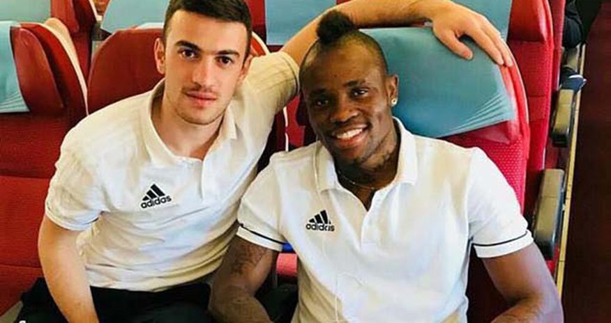 “Qarabağ”ın futbolçusu formalarını 100 dollara satır “Qarabağ”ın futbolçusu formalarını 100 dollara satır