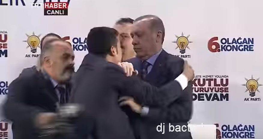 Ərdoğan təhlükəli anlar yaşadı: Cangüdənlər cəld... - VİDEO Ərdoğan təhlükəli anlar yaşadı: Cangüdənlər cəld... - VİDEO