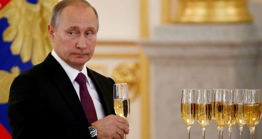 Putin Yeni ili evdə qeyd edəcək Putin Yeni ili evdə qeyd edəcək