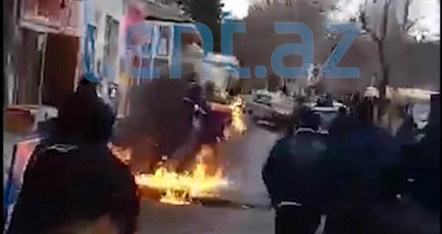 Özünü yandıran sürücünün dəhşətli GÖRÜNTÜLƏRİ - VİDEO 18+ Özünü yandıran sürücünün dəhşətli GÖRÜNTÜLƏRİ - VİDEO 18+