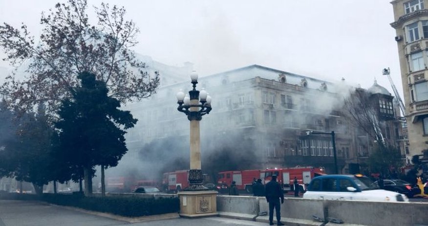 Bakıda yanğının söndürülməsinə 10-dan artıq maşın cəlb olunub Bakıda yanğının söndürülməsinə 10-dan artıq maşın cəlb olunub