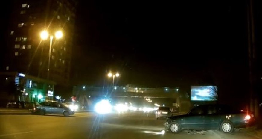 Уличные гонки по ночному Баку привели к аварии – ВИДЕО Уличные гонки по ночному Баку привели к аварии – ВИДЕО