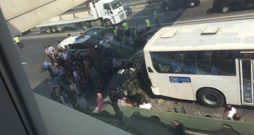 В Баку легковой автомобиль столкнулся с автобусом В Баку легковой автомобиль столкнулся с автобусом
