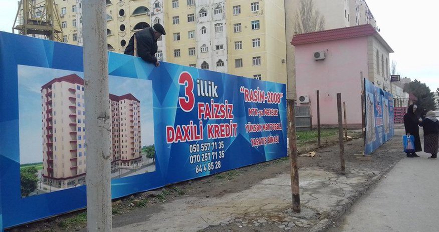 Tikinti şirkəti səkini zəbt etdi Tikinti şirkəti səkini zəbt etdi