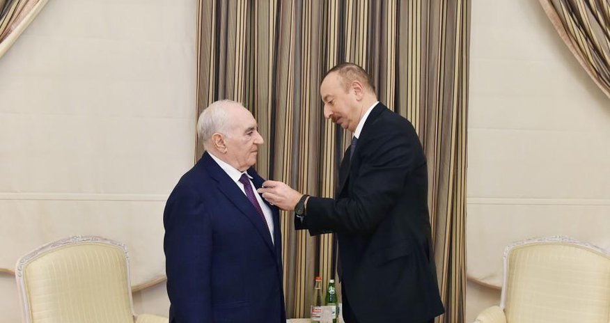 İlham Əliyev Fəttah Heydərova orden verdi İlham Əliyev Fəttah Heydərova orden verdi