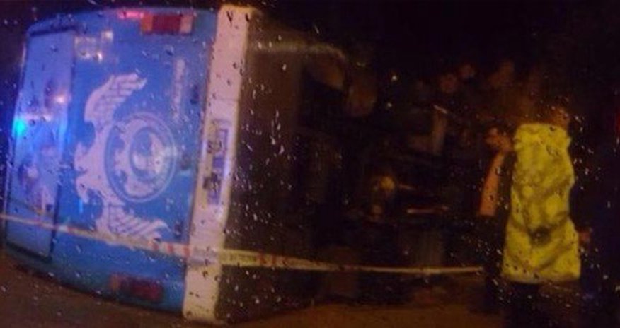 Hərbçiləri daşıyan avtobus aşdı: 23 yaralı var Hərbçiləri daşıyan avtobus aşdı: 23 yaralı var