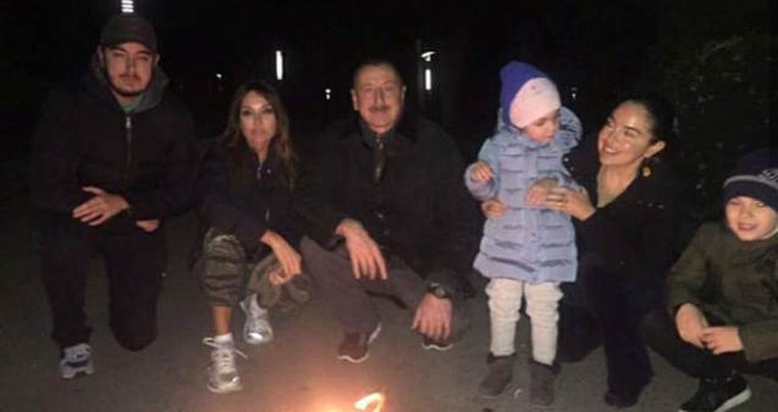 Prezident ailəsi ilə tonqal başında - FOTO Prezident ailəsi ilə tonqal başında - FOTO