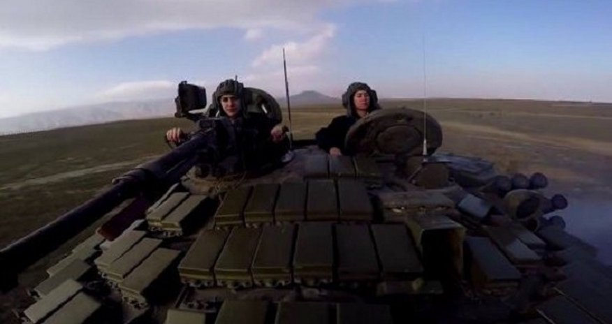 Azərbaycanın tank sürən hərbçi qızları - FOTO Azərbaycanın tank sürən hərbçi qızları - FOTO