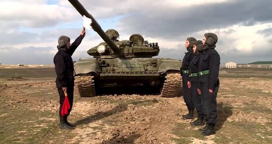 Азербайджанки-танкистки умело справляются с Т-72 – ФОТО Азербайджанки-танкистки умело справляются с Т-72 – ФОТО