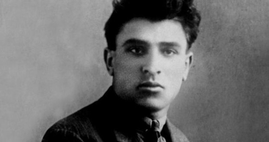 Молодой поэт оскорбил Микаил Мушвига – ФОТО Молодой поэт оскорбил Микаил Мушвига – ФОТО