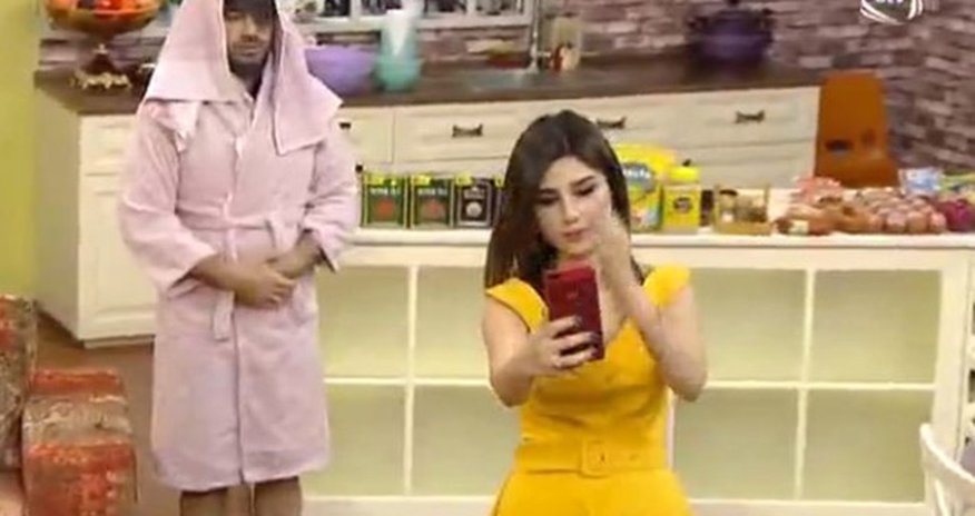 Zaur efirə hamam xalatında çıxdı - VİDEO Zaur efirə hamam xalatında çıxdı - VİDEO
