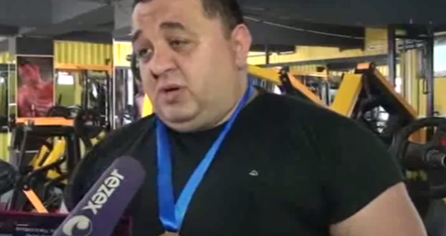 Qazaxlı pəhləvan ayaqları ilə maşın qaldırır... - VİDEO Qazaxlı pəhləvan ayaqları ilə maşın qaldırır... - VİDEO