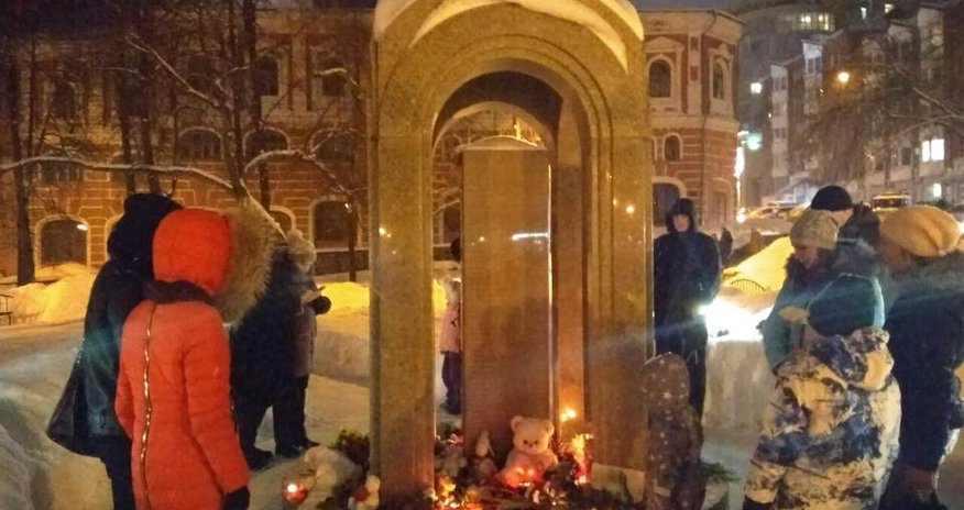 Azərbaycanlı müğənni Rusiyada yananların ailələrinə pul ayırdı Azərbaycanlı müğənni Rusiyada yananların ailələrinə pul ayırdı